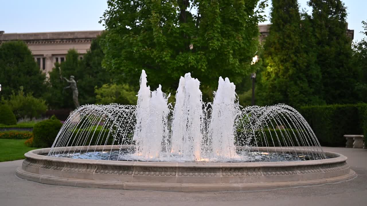fuente de agua en un jardín