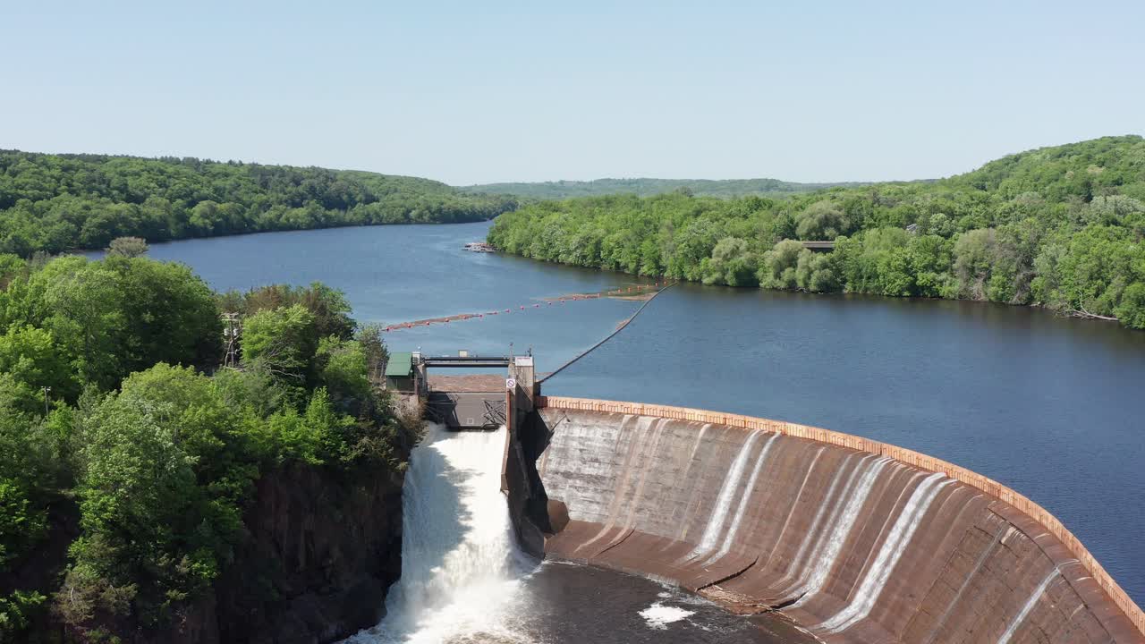 tomada cercana de descenso aéreo de la presa hidroeléctrica de las cataratas de santa cruz en wisconsin
