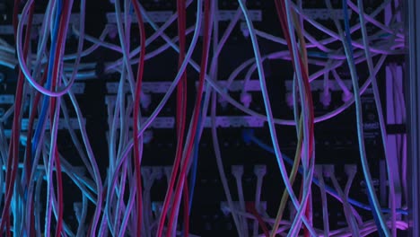 cavi di rete nella sala server con illuminazione vibrante