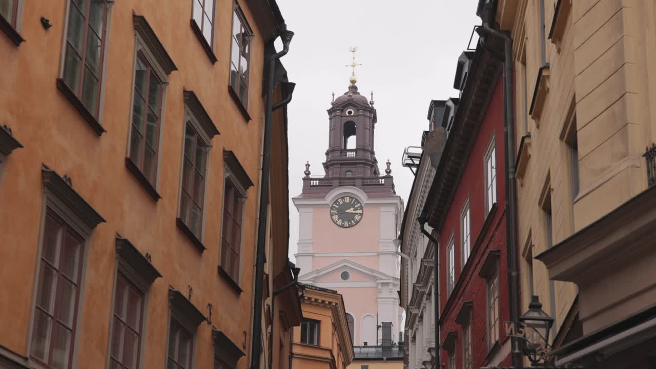 el campanario de la iglesia de storkyrkan en la ciudad vieja de estocolmo, suecia.