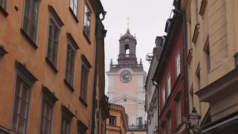 Campanario-De-La-Iglesia-Storkyrkan-En-Gamla-Stan,-Estocolmo,-Suecia