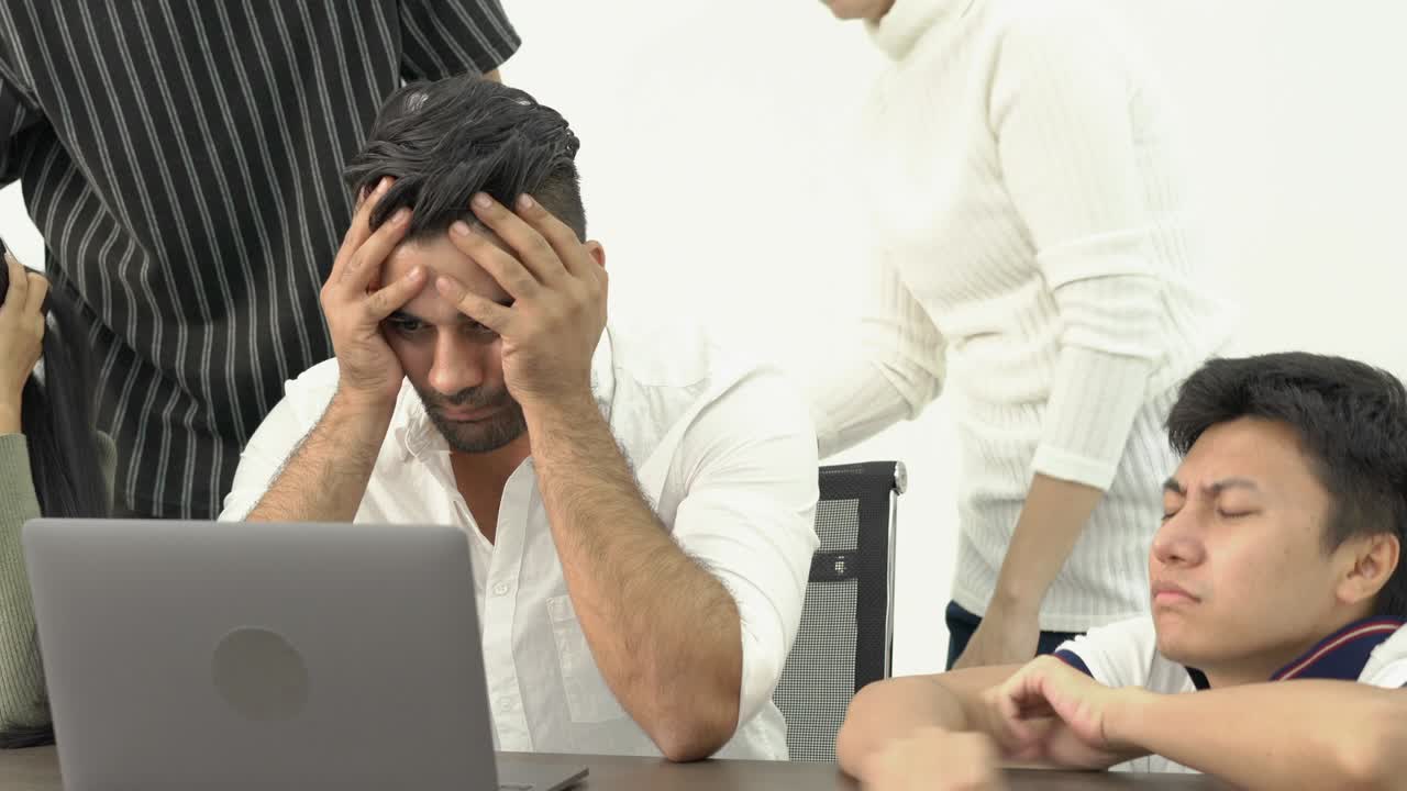 hombres de negocios que se reúnen en equipo sintiendo estrés y decepción juntos. hombre de negocios y mujer de negocios compartiendo ideas juntos, oriente medio o región transcontinental centrada en asia occidental.