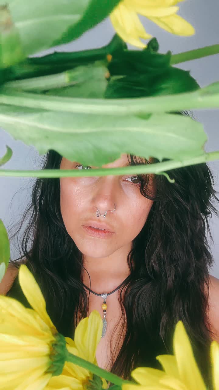 꽃에 둘러싸인 여자