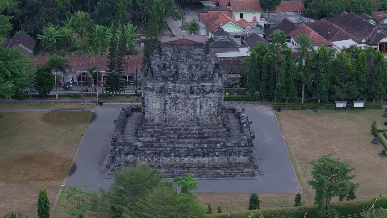 Megalitik taş anıtın havadan görünümü. Endonezya'nın Orta Cava bölgesindeki Magelang'da bulunan Mendut Budist Tapınağı.