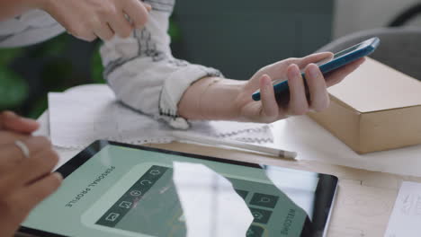 equipo de jóvenes empresarios desarrolladores de software que diseñan aplicaciones móviles mujeres inteligentes que usan tabletas compartiendo ideas creativas para aplicaciones de comunicación trabajo en equipo en la oficina moderna