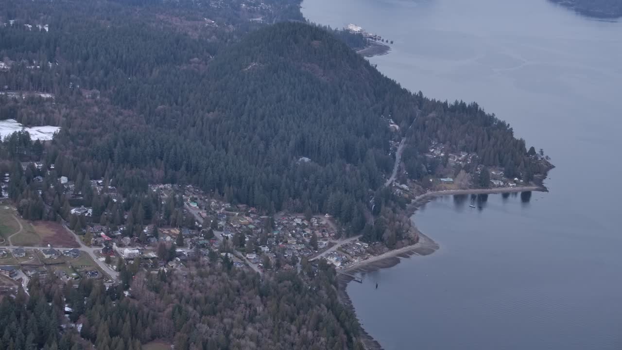 la costa boscosa de la columbia británica vista desde el aire - día nublado