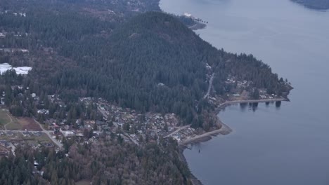 Bewaldete-Küste-In-British-Columbia,-Luftaufnahme---Bewölkter-Tag