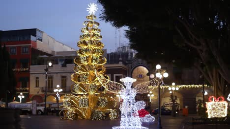 pan video de las luces de navidad, el árbol y la decoración en la ciudad de puebla