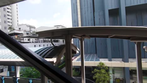 Blick-Von-Der-Aufwärts-Fahrenden-Rolltreppe-Am-Bahnhof