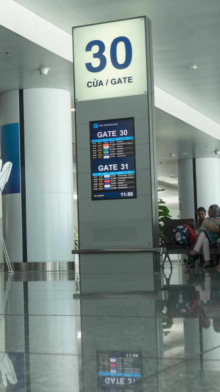 Lapso de Tiempo de Pasajeros Moviéndose y Esperando en una Terminal de Aeropuerto Moderna