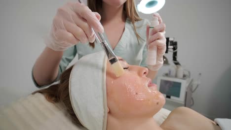 procedimientos profesionales de cuidado facial en la clínica de cosmetología moderna