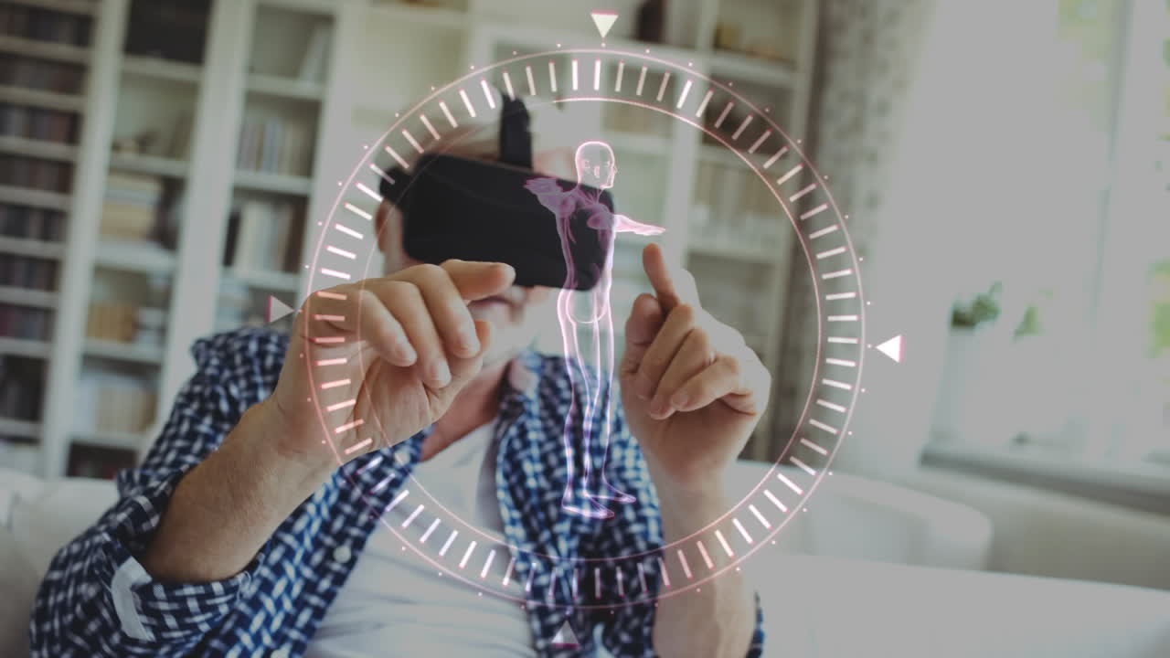 usando auriculares de realidad virtual, persona interactuando con animación holográfica de la anatomía humana