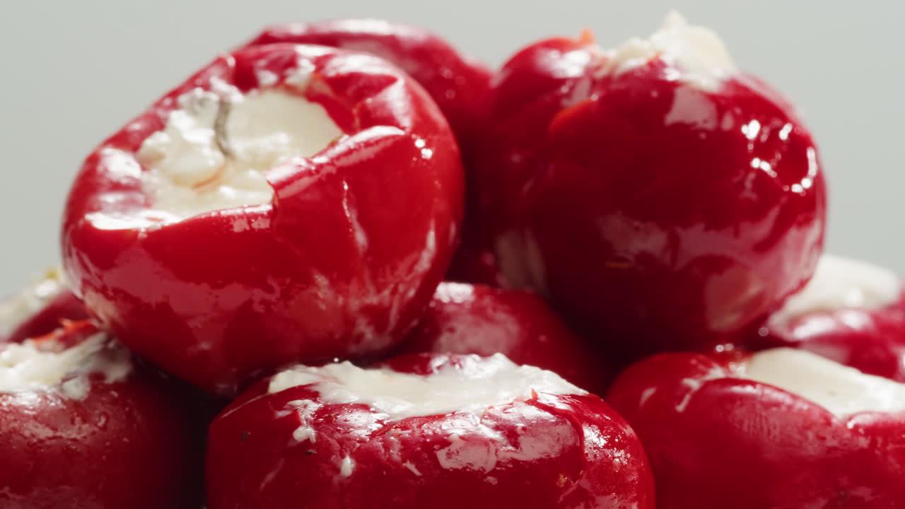 치즈로 가득 찬 고추, 이탈리아 또는 스페인 레스토랑, 전통적인 타파스 음식, 스페인 요리, 맛있는 발효 소금 타파스 및 치즈, 건조한 토마토, 술집 애피테이저, 뷔페