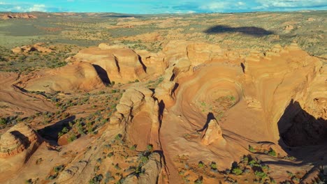 Vista-Aérea-De-Enormes-Formaciones-Rocosas-Rojas-En-El-Parque-Nacional-Arches-En-Utah,-Estados-Unidos