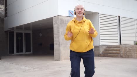 joven alternativa con cabello corto bailando baile urbano en la calle