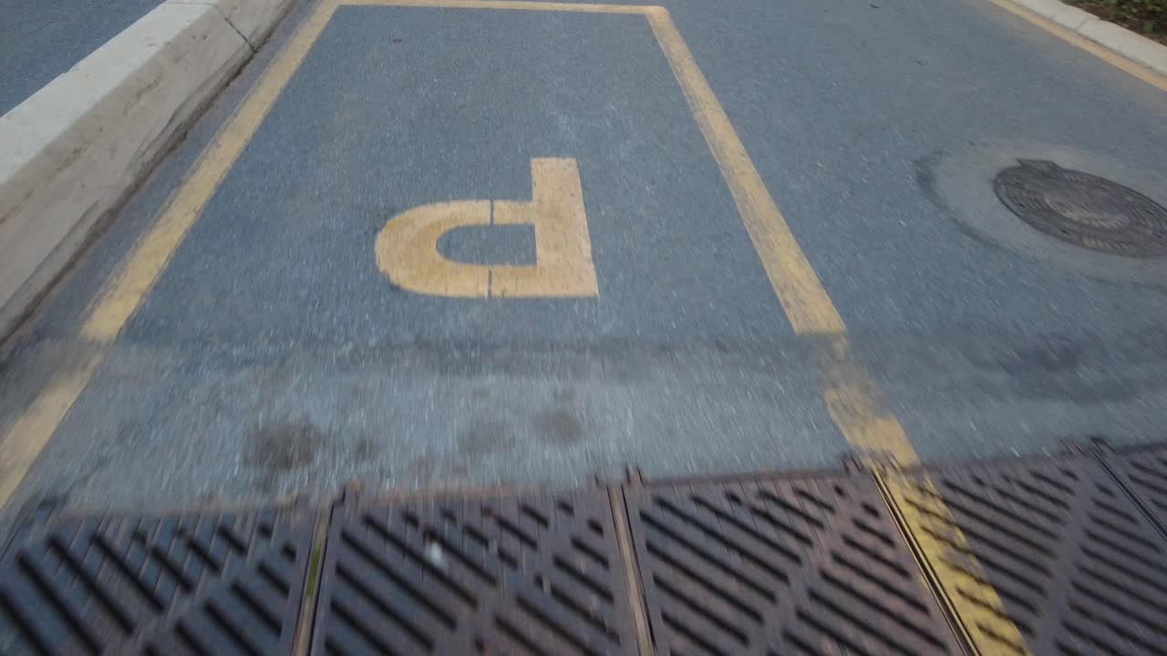 노란색 선과 배수 격자와 함께 주차장