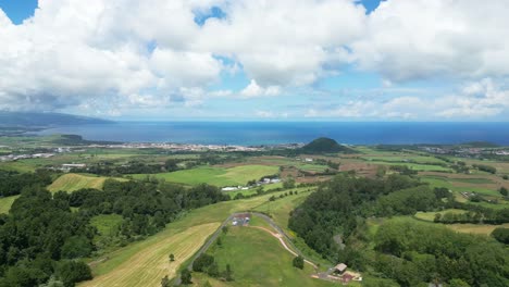 Antena-Ascendente-De-Paisaje-Costero-Verde-Y-Mar-Azul-En-São-Miguel,-Azores.