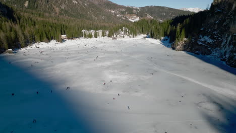 Luftaufnahme-Des-Zugefrorenen-Pragser-Wildsees-An-Einem-Klaren,-Sonnigen-Tag