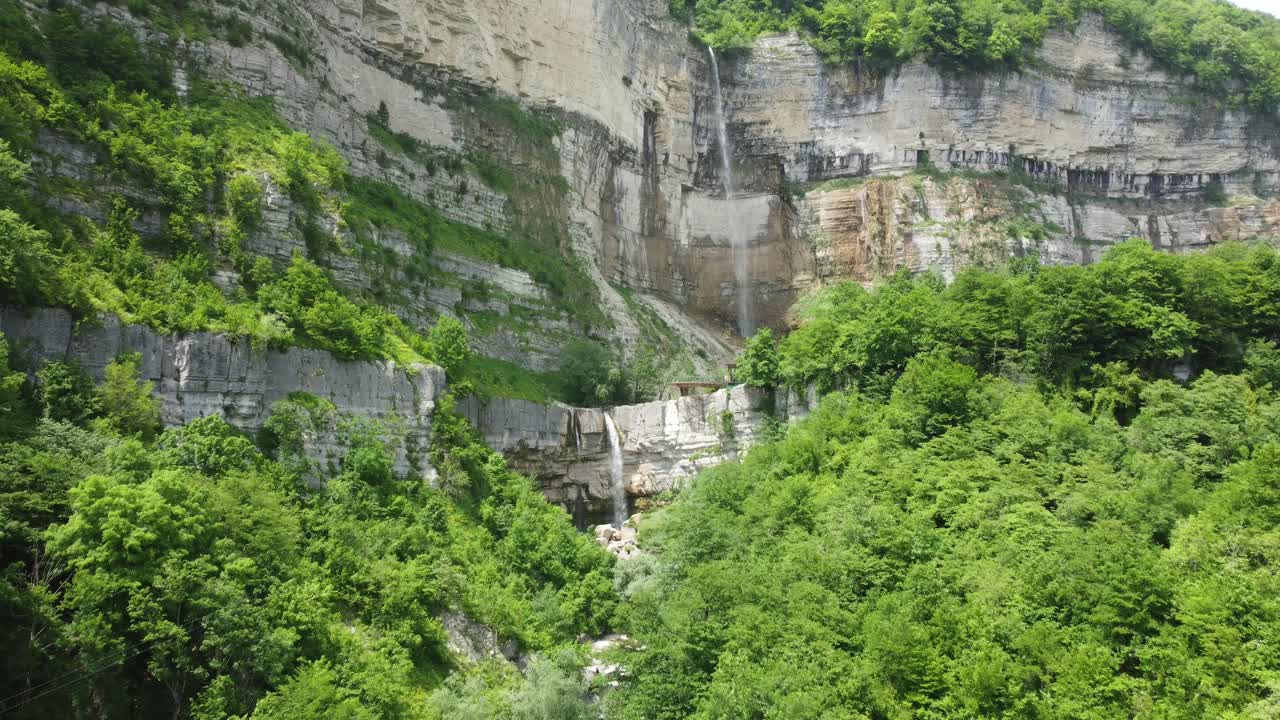 majestuosas cataratas de okatse en cascada por los acantilados de piedra caliza en imereti, georgia