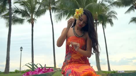 mujer preparando una guirnalda en el jardín 4k