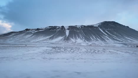 Grundarhverfi-Bezirk,-Verschneite,-Gefrorene-Isländische-Landschaft,-Bergkette,-Autoreise