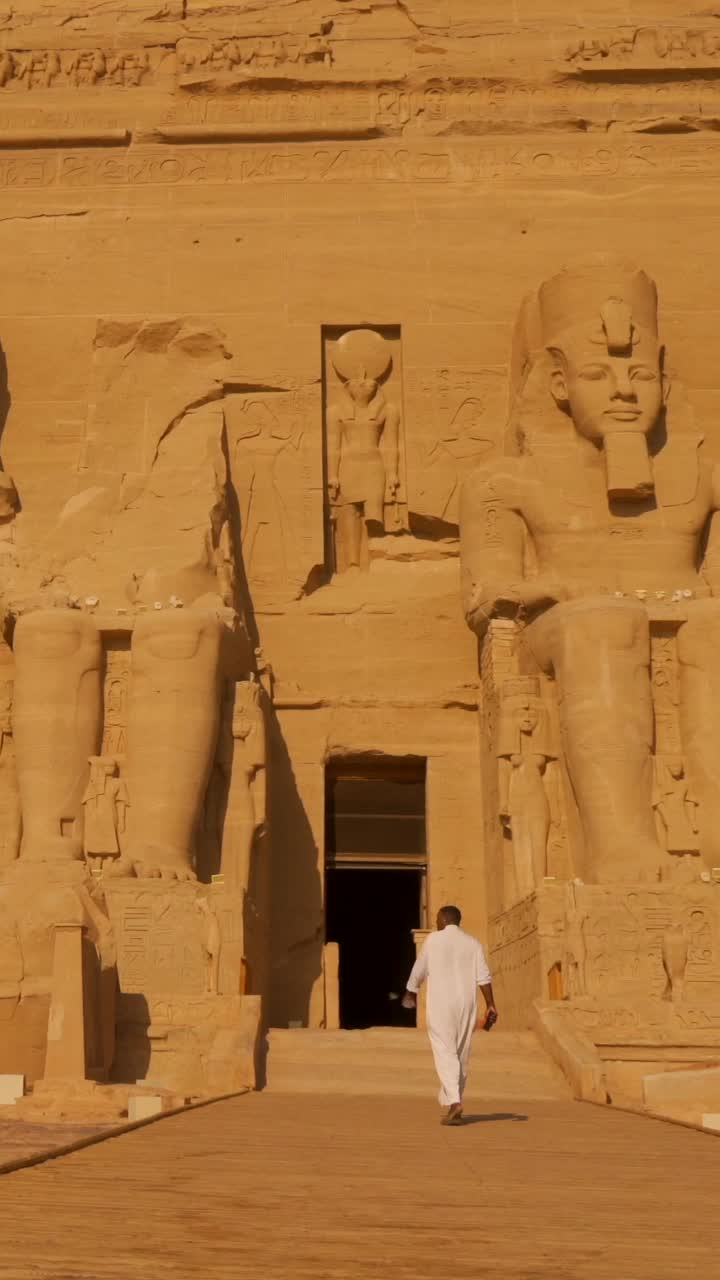 Tempio di Abu Simbel in Egitto con grandi statue