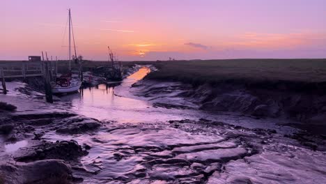 Barcos-Atracados-En-El-Estuario-Con-Una-Increíble-Puesta-De-Sol-Púrpura