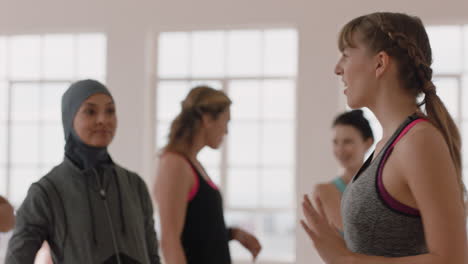 Clase-De-Baile-Mujer-Joven-Bailando-Realizando-Movimientos-Sexys-Divirtiéndose-Mostrando-A-Un-Amigo-En-El-Gimnasio-Disfrutando-De-Un-Estilo-De-Vida-Activo-Y-Saludable