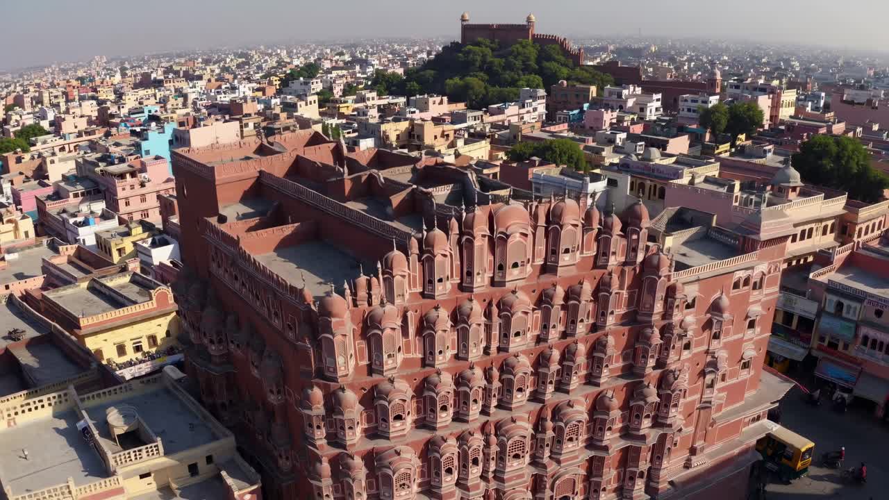 Video aereo di un paesaggio urbano densamente edificato con edifici colorati e un forte storico.