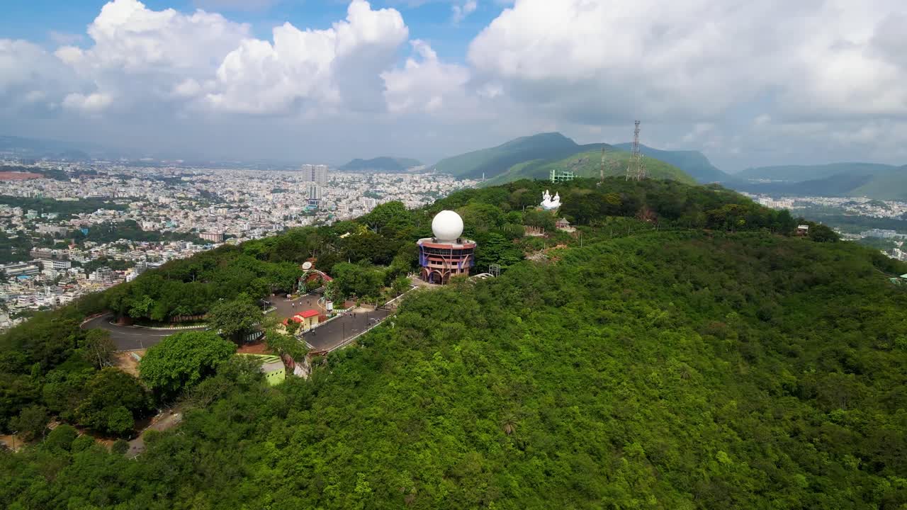 비자그의 풍경적인 언덕, 도시 풍경, 광활한 해안선을 강조하는 풍경적인 드론 촬영입니다.