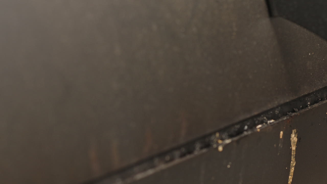 bbq 돼지고기 갈비 ⁇ 와  ⁇ 다리  ⁇ 에  ⁇ 개를 닫고 그릴  ⁇ 에 불과 연기가 있습니다.