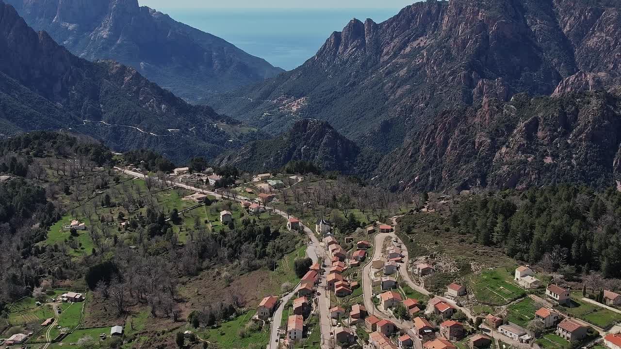 Descubre la vida de pueblo en Córcega, rodeado de montañas y mar