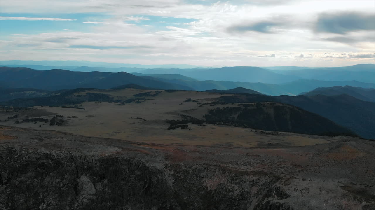 구름이 가득한 산악 풍경