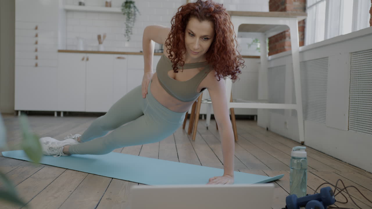 mujer haciendo ejercicio de tabla en casa
