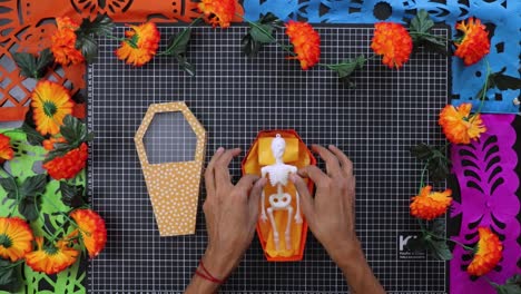 Poner-Esqueleto-En-El-Ataúd,-Decoración-Hecha-A-Mano-Del-Día-De-Los-Muertos