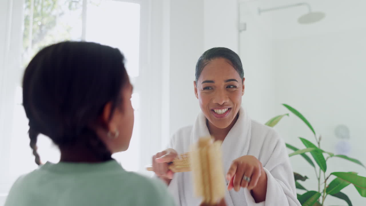 cantando, cepillando o la madre bailando con el niño