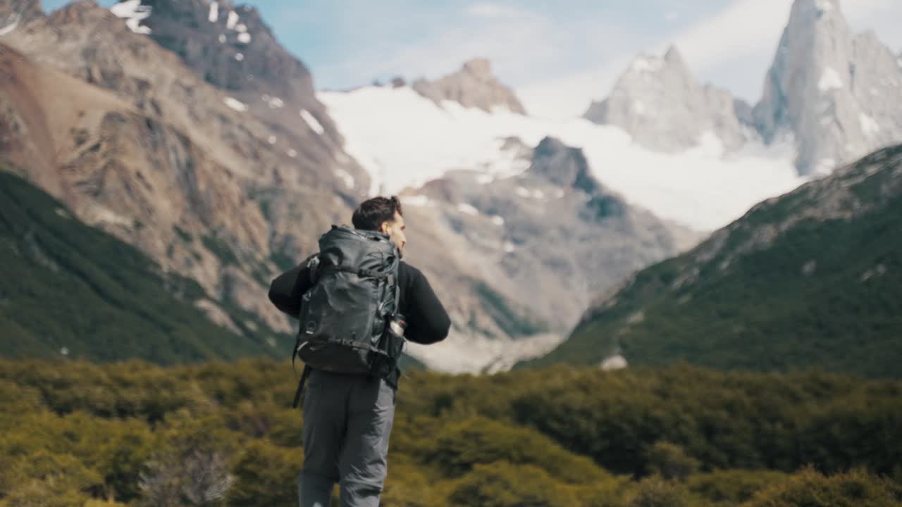 un hombre en mochila en una caminata de monte fitz roy cerca de la ciudad de el chalten en patagonia, argentina
