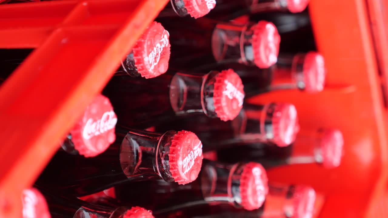 botellas de coca-cola en una caja