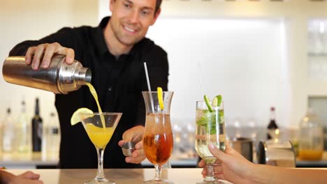 Freunde-Beobachten-Barkeeper-Beim-Shaken-Und-Servieren-Von-Cocktails