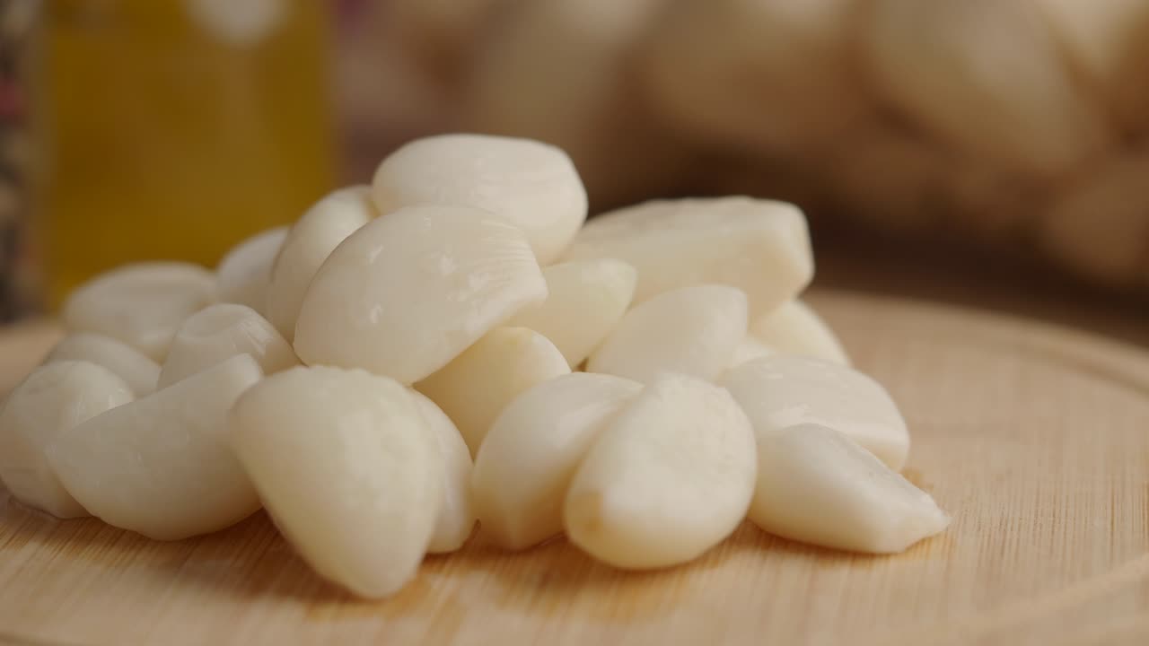 Siung Bawang Putih yang Dikupas di atas Talenan Kayu