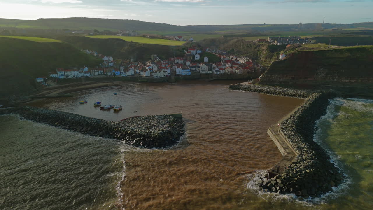retiro estableciendo el lanzamiento de drones de staithes al pueblo costero de yorkshire