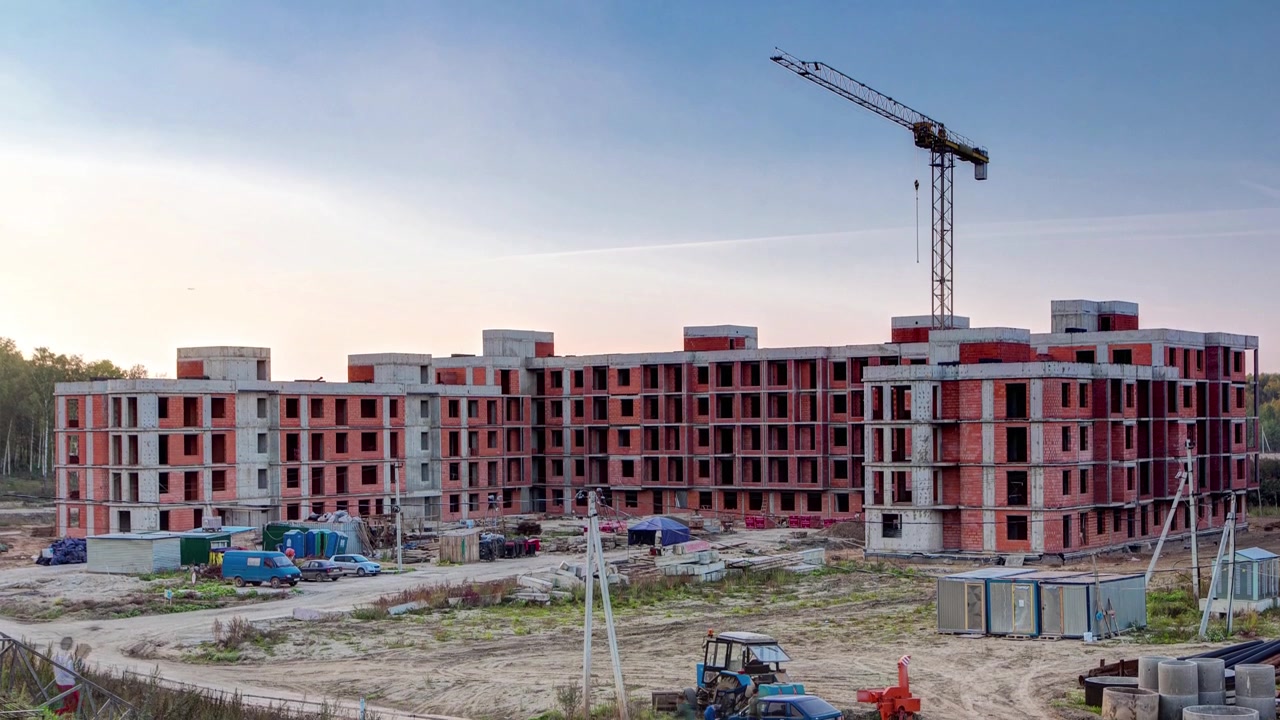 Gru a torre costruiscono un grande edificio residenziale a Mishino, Mosca, Russia, timelapse