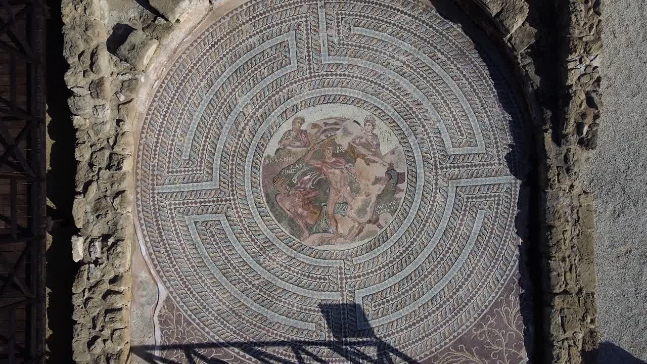 vista de arriba hacia abajo de un intrincado mosaico griego en el suelo de un antiguo monasterio