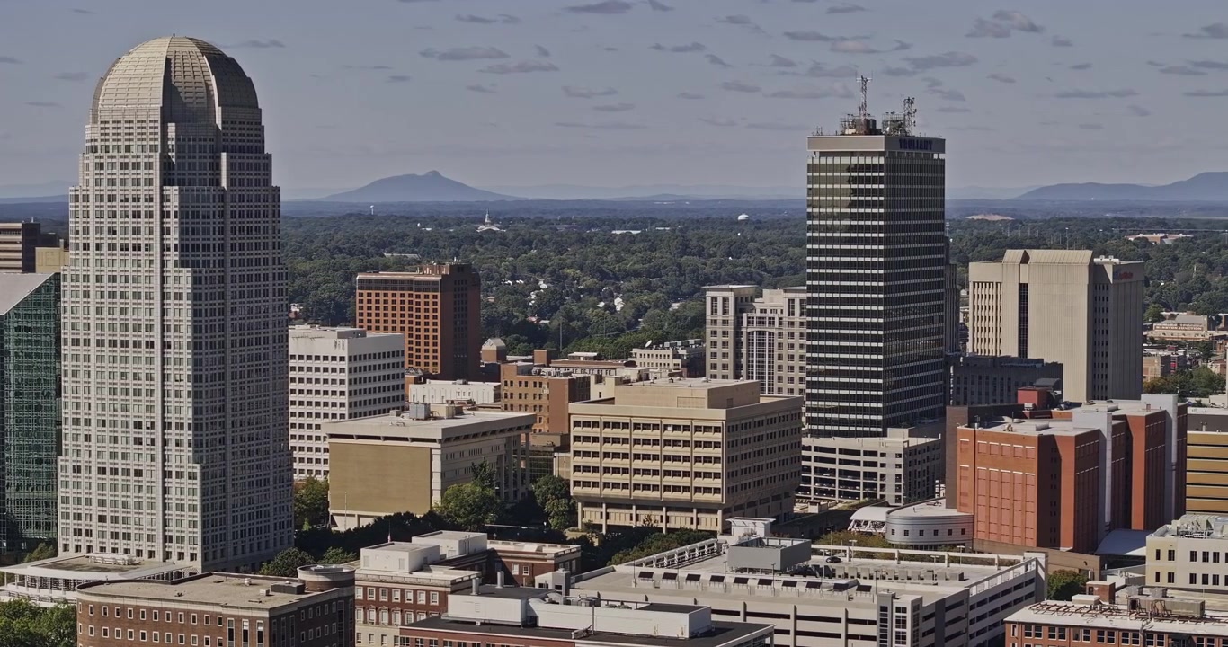 Winston-Salem Carolina del Nord, aerea v16, sorvolo a bassa quota con teleobiettivo che circonda le torri del centro e gli isolati circostanti - Scattato con Mavic 3 Pro Cine - 1° ottobre 2023