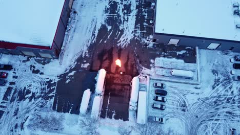 drone en órbita disparado sobre llamas de propano en calgary durante el invierno