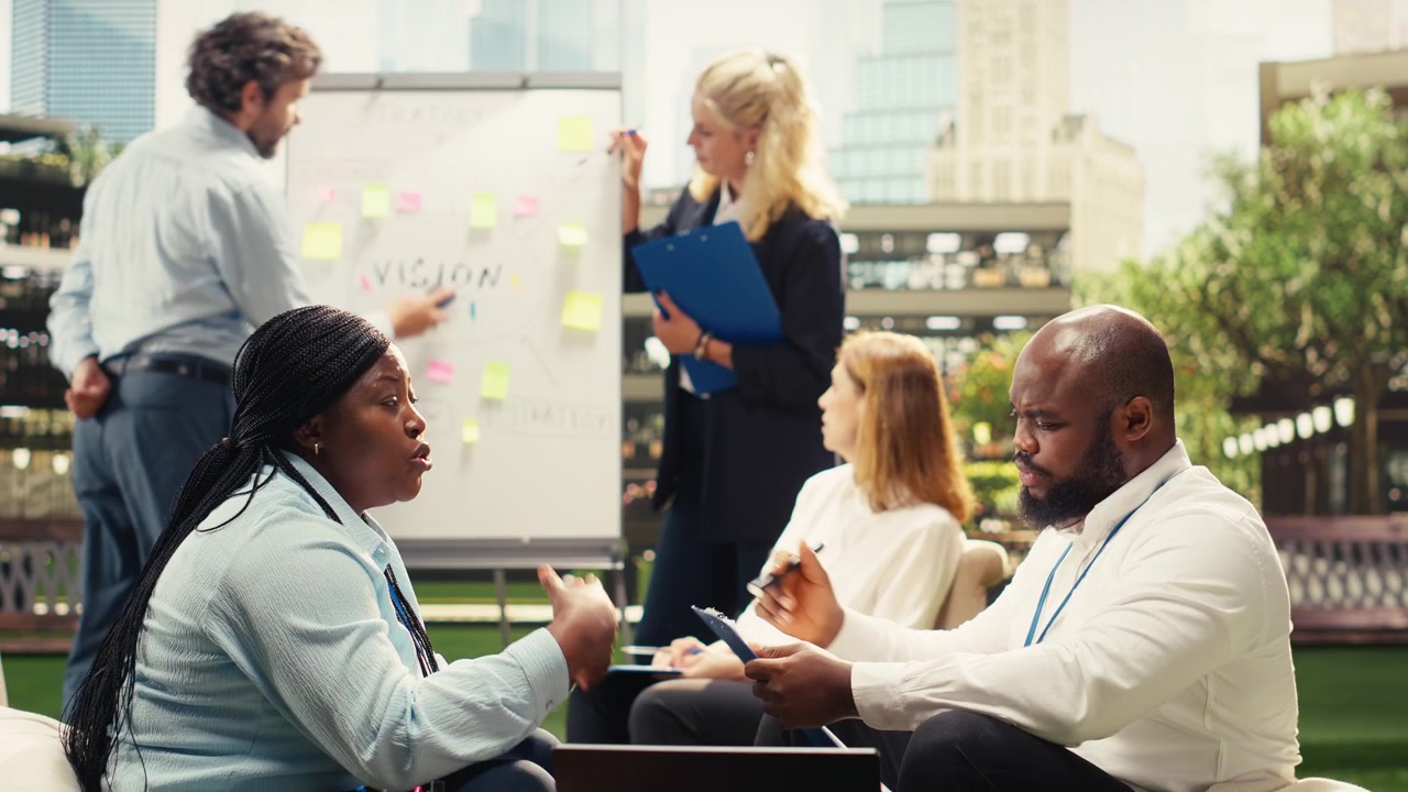 Vielfältiges Business-Team arbeitet in einem modernen Büroumfeld zusammen