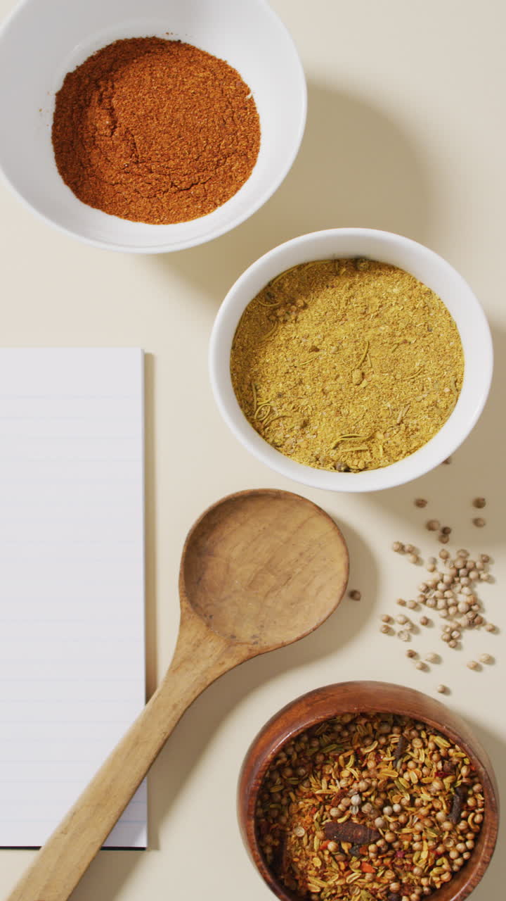 video vertical de primer plano de la condimentación y el cuaderno