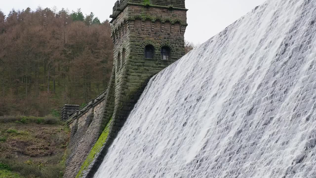 vistas de las famosas presas de piedra howden y derwent, utilizadas en la filmación de la película dam busters