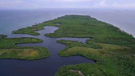 Vías-Navegables-A-Través-De-Manglares-Tropicales-En-La-Isla-Colombiana-De-Tintipán-Al-Atardecer.