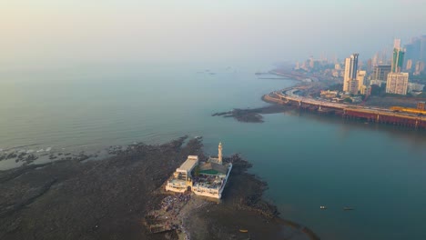 haji ali dargah - imágenes de drones de mumbai, india la impresionante vista aérea de mumbai